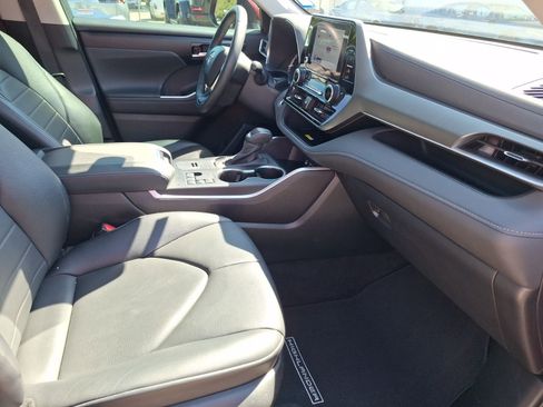 Used 2024 Toyota Highlander LE image 33