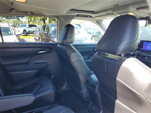 Used 2023 Toyota Highlander L image 32