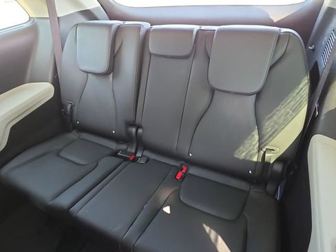 Used 2023 Kia Carnival EX FWD image 31