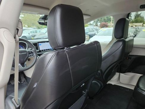 Used 2023 Chrysler Pacifica Touring-L FWD image 19