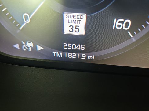 Used 2022 Volvo XC40 T5 R-Design w/ Advanced Package image 18