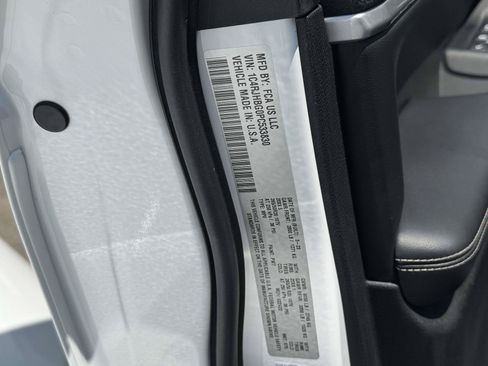 Certified 2023 Jeep Grand Cherokee Limited w/ Luxury Tech Group II AWD/4WD image 19