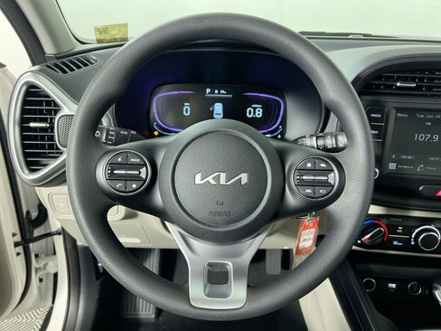Used 2025 Kia Soul LX w/ LX Technology Package FWD image 16
