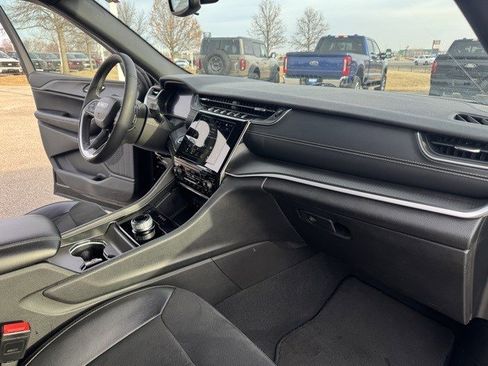 Used 2024 Jeep Grand Cherokee L Laredo image 38