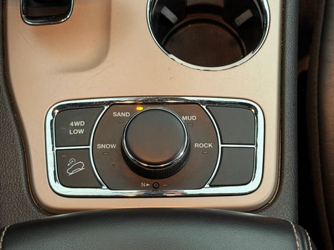 Used 2014 Jeep Grand Cherokee Limited w/ Luxury Group II AWD/4WD image 41
