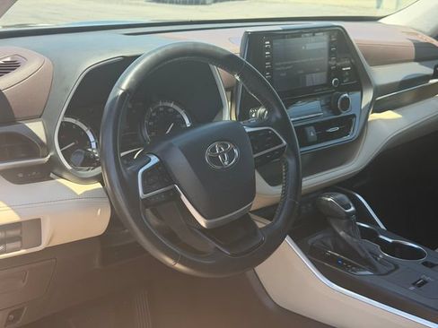 Used 2022 Toyota Highlander XLE FWD image 10