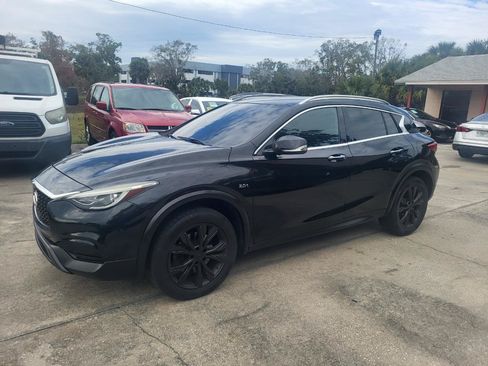 Used 2017 INFINITI QX30 AWD image 12