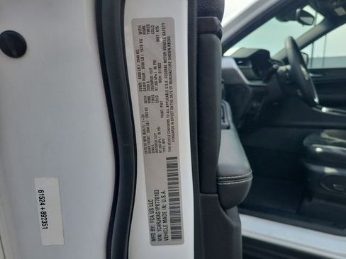 Used 2023 Jeep Grand Cherokee L Laredo image 41