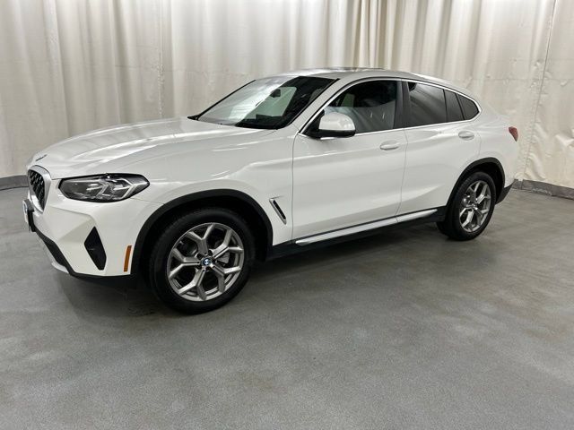 Used 2025 BMW X4 xDrive30i AWD/4WD image 2