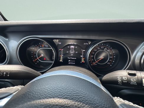 Used 2021 Jeep Wrangler Unlimited Sahara w/ Cold Weather Group AWD/4WD image 16