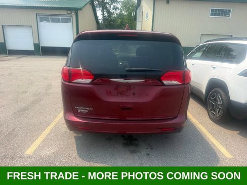 Used 2017 Chrysler Pacifica Touring w/ Tire & Wheel Group FWD image 4