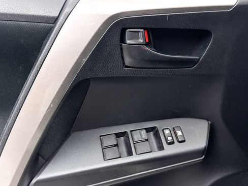 Used 2018 Toyota RAV4 LE w/ Carpet Mat Package FWD image 21