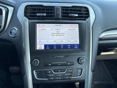 Used 2020 Ford Fusion SE FWD image 18