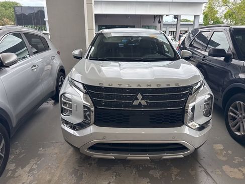 Used 2023 Mitsubishi Outlander SE AWD/4WD image 2