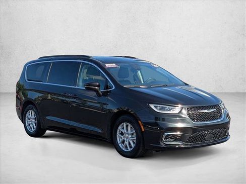 Used 2022 Chrysler Pacifica Touring-L FWD image 3