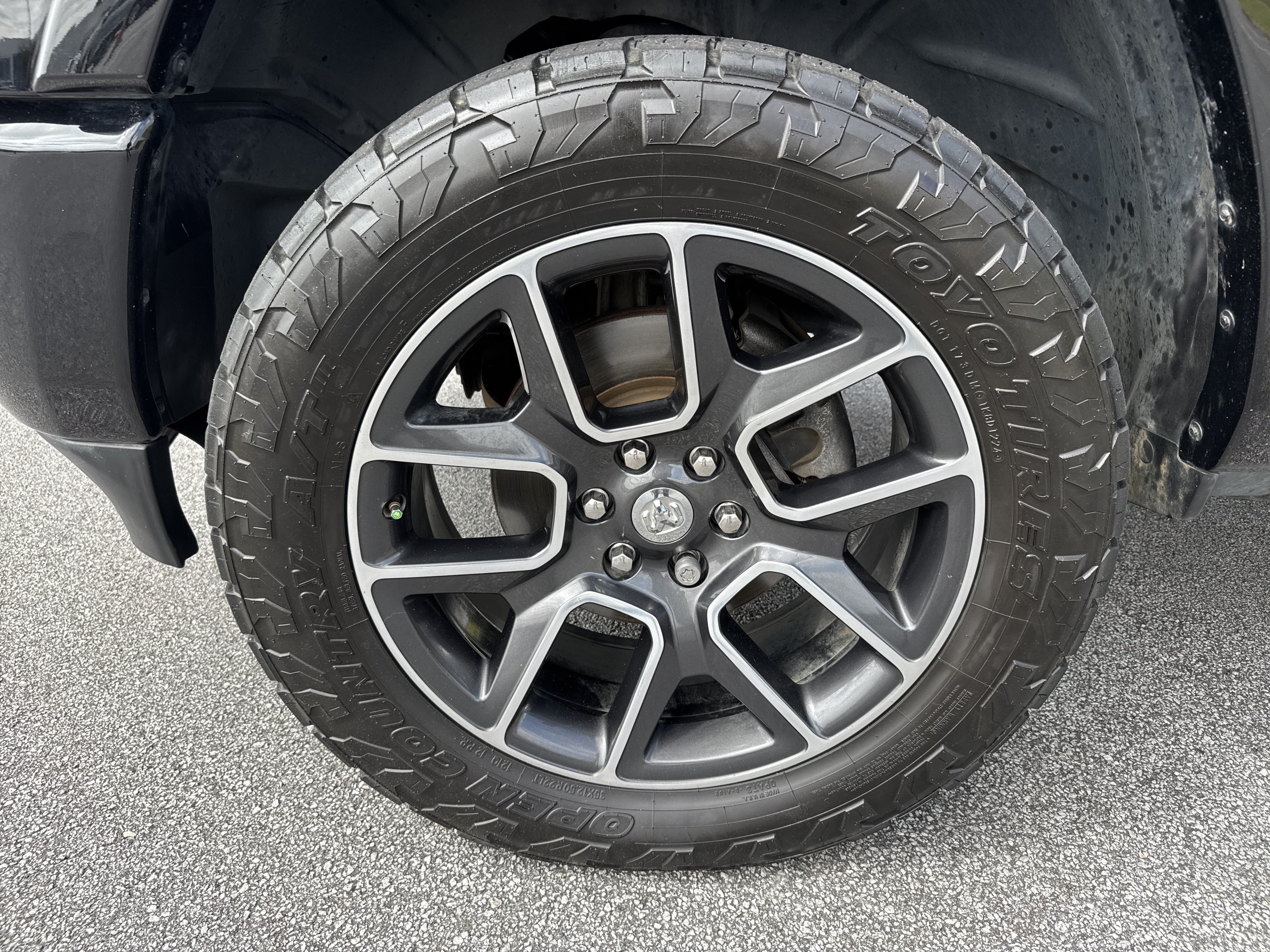 Used 2019 RAM 1500 Laramie AWD/4WD image 13
