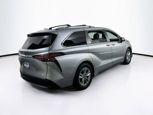 Used 2022 Toyota Sienna Limited image 5