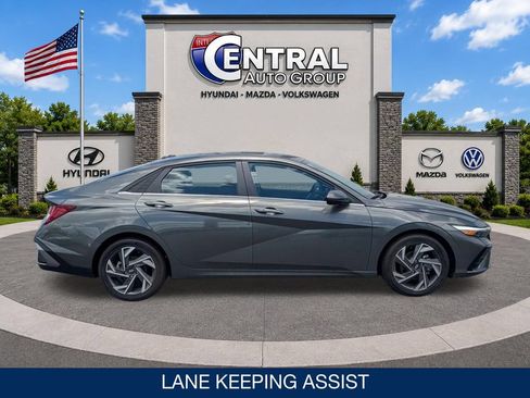 Certified 2025 Hyundai Elantra SEL FWD image 9