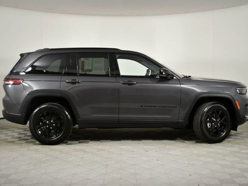Used 2024 Jeep Grand Cherokee Altitude image 3