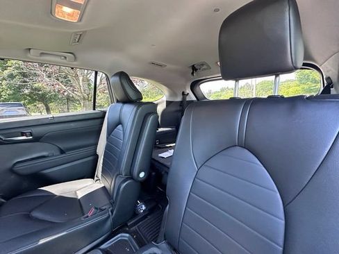 Used 2023 Toyota Highlander XLE AWD/4WD image 10