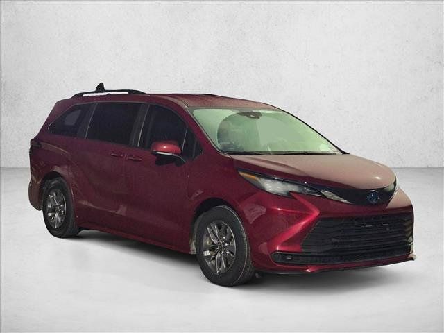 Used 2023 Toyota Sienna LE FWD image 3
