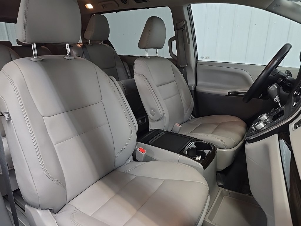 Used 2019 Toyota Sienna XLE w/ XLE Navigation Package FWD image 15