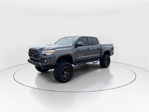Used 2022 Toyota Tacoma SR5 w/ Technology Package RWD image 4