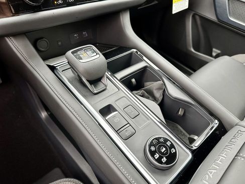 Certified 2025 Nissan Pathfinder SL image 28