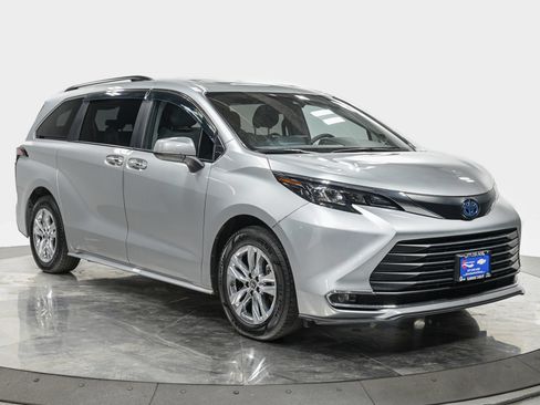 Used 2024 Toyota Sienna XLE w/ XLE Plus Package FWD image 9