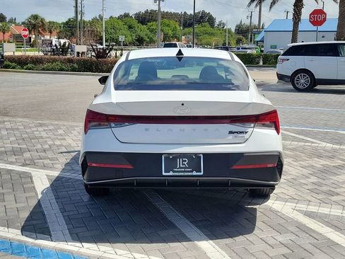 Used 2025 Hyundai Elantra Hybrid FWD image 4