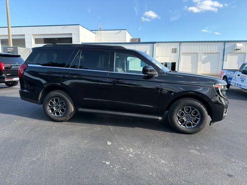 Used 2025 Ford Expedition Active AWD/4WD image 2