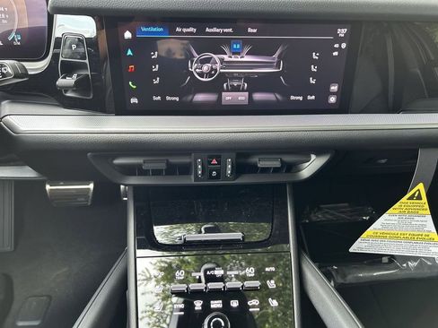 Certified 2025 Porsche Cayenne AWD/4WD image 14