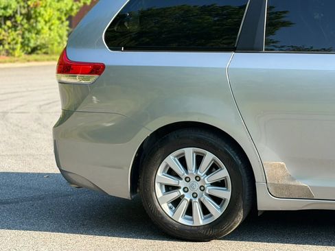 Used 2011 Toyota Sienna Limited w/ Premium Pkg FWD image 9