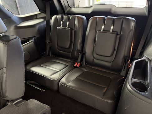 Used 2017 Ford Explorer XLT w/ Equipment Group 202A AWD/4WD image 8