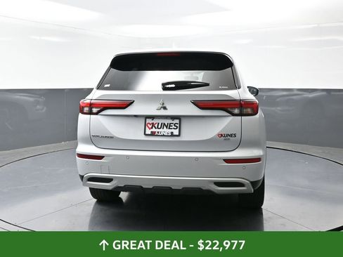 Used 2024 Mitsubishi Outlander SE image 13