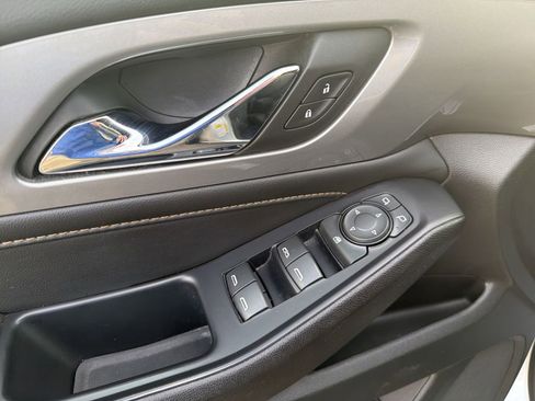 Used 2021 Chevrolet Traverse LT image 22