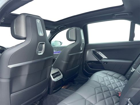 Used 2023 BMW 740i image 40