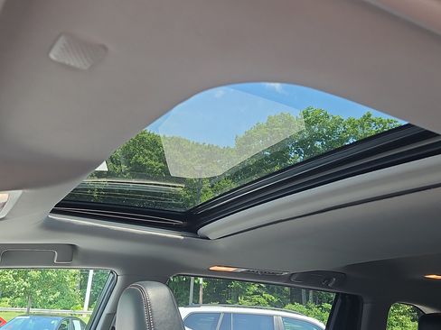 Used 2019 Toyota Highlander XLE AWD/4WD image 16