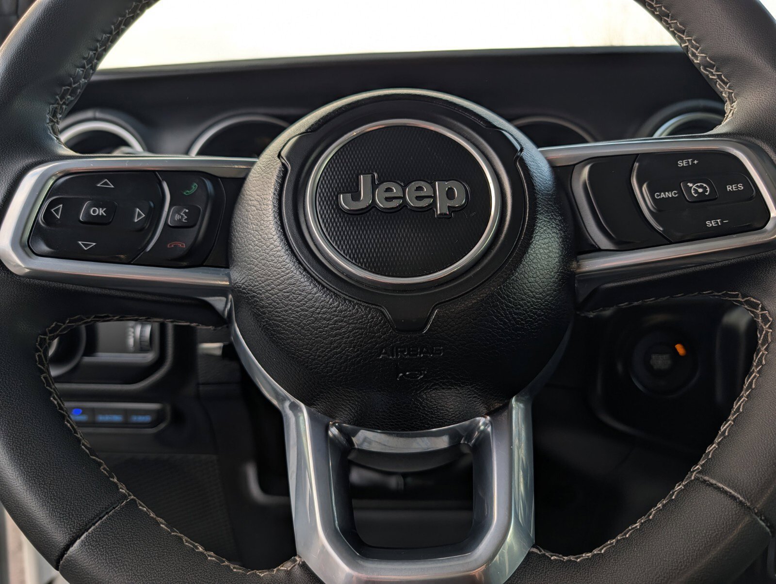 Used 2023 Jeep Wrangler Unlimited Sahara AWD/4WD image 32