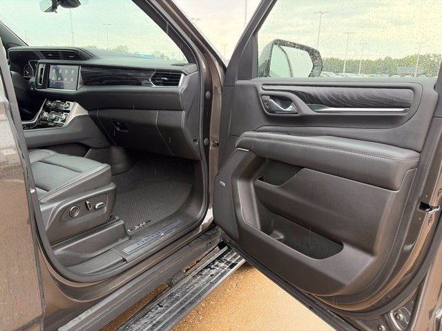 Used 2021 GMC Yukon Denali w/ Denali Premium Package AWD/4WD image 23