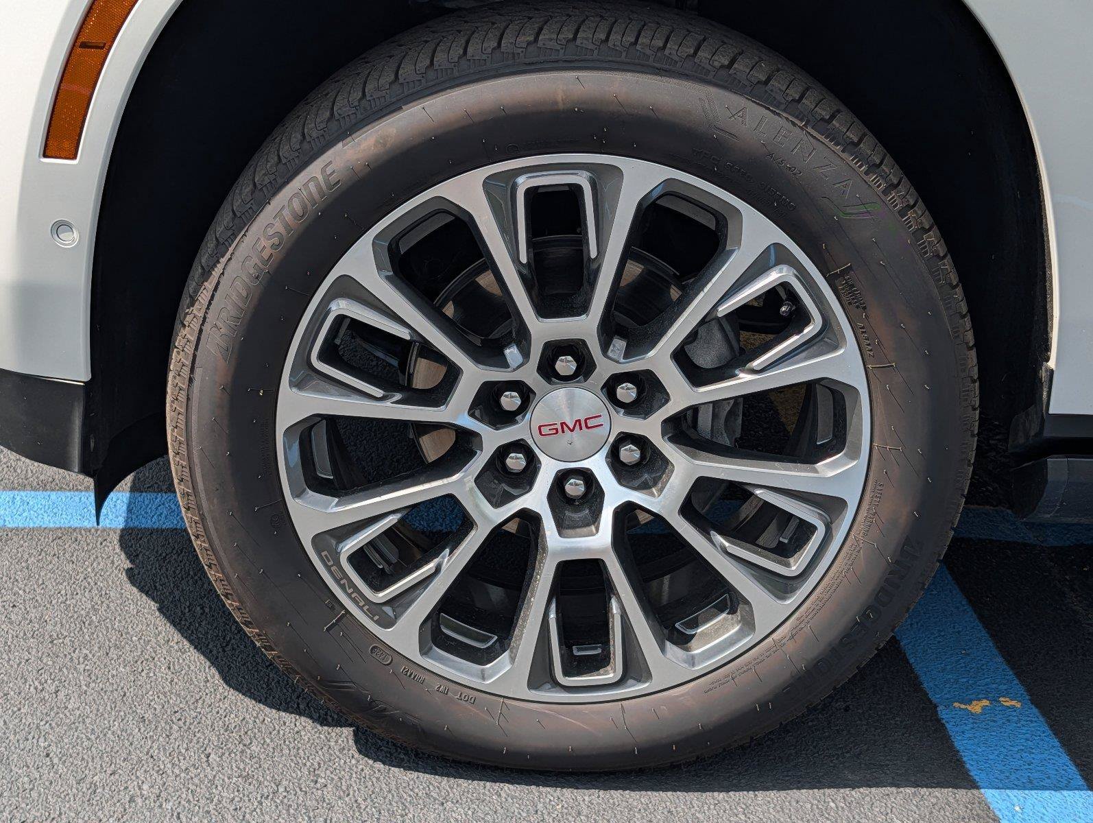 Used 2025 GMC Yukon Denali RWD image 9