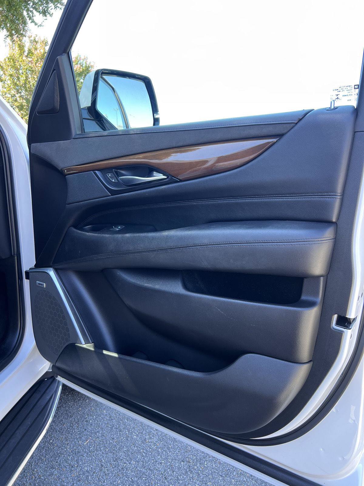 Used 2020 Cadillac Escalade 2WD image 31