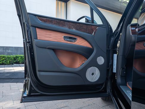 Certified 2025 Bentley Bentayga Extended Wheelbase AWD/4WD image 7