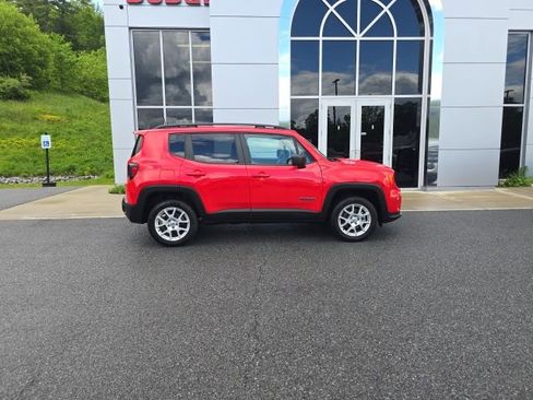 Used 2022 Jeep Renegade Latitude w/ Convenience Group AWD/4WD image 7
