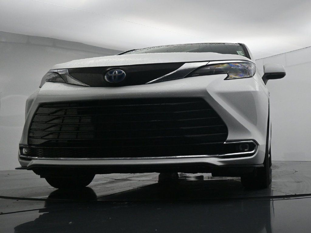 Used 2024 Toyota Sienna XLE FWD image 19