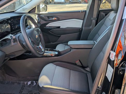 Used 2025 Chevrolet Trax LT w/ LT Convenience Package image 16