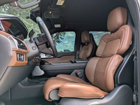 Used 2024 Lincoln Navigator Reserve AWD/4WD image 2