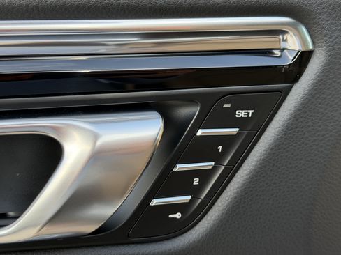 Certified 2025 Porsche Macan AWD/4WD image 20
