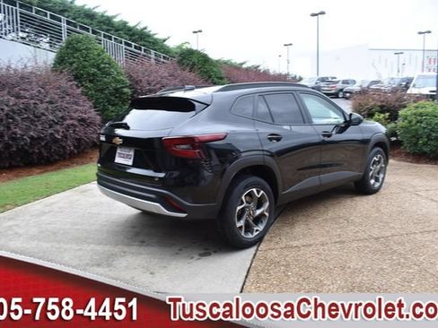 Certified 2025 Chevrolet Trax LT FWD image 10