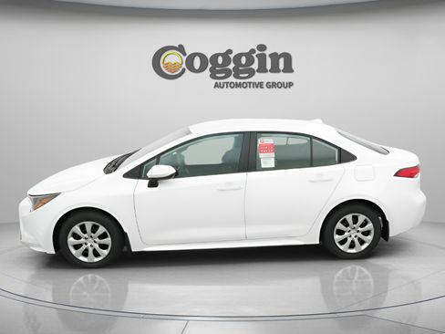Used 2025 Toyota Corolla LE FWD image 3